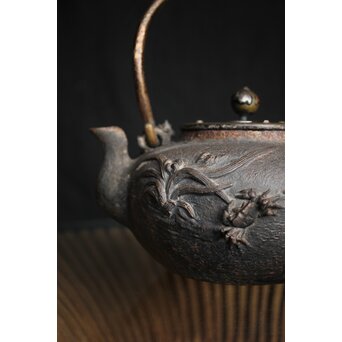 亀文堂 日本梅泉 饕餮紋蓋 象嵌鉄瓶　 M253 