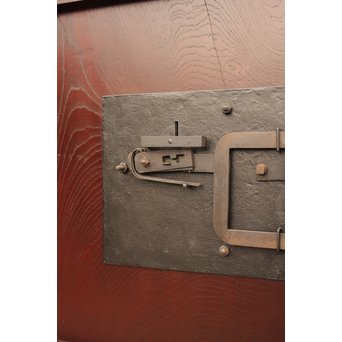 象嵌肉厚扇真鍮金具総欅上杢格子蔵戸　W436 