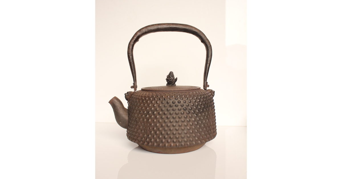 和骨董 重厚な1.5Ｌ南部あられ鉄瓶 鉄器 古物 骨董 茶道具 茶釜 菊/蓮摘み 南部釜師造 大型座金付あられ鉄瓶 H477｜骨董店 のびる 古美術 骨董