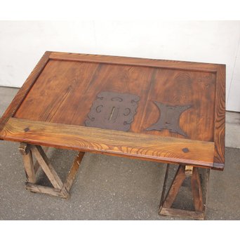 大蔵戸の腰板/テーブル　T389 例：簡易的な脚でも写真のようにテーブルができます