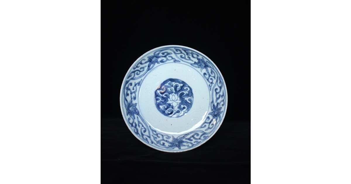陰刻唐草文 古染付 7寸皿 P061｜骨董店 のびる 古美術 骨董 和風建具