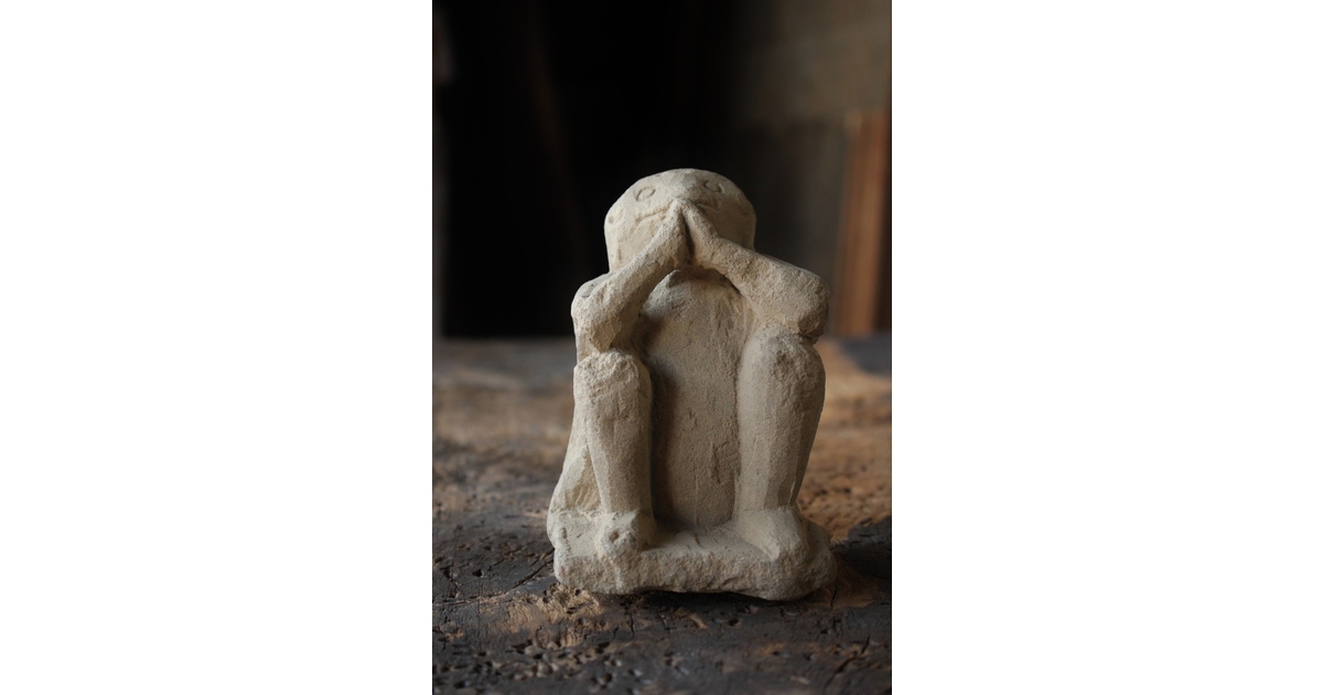 猿の石彫 U122｜骨董店 のびる 古美術 骨董 和風建具 蔵戸 買取のご相談