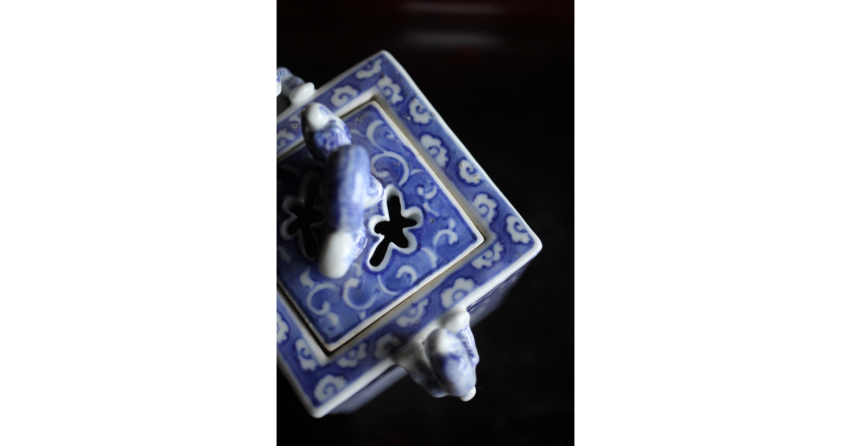 三浦竹泉造 龍耳 祥瑞手染付四方香炉 P189｜骨董店 のびる 古美術 骨董