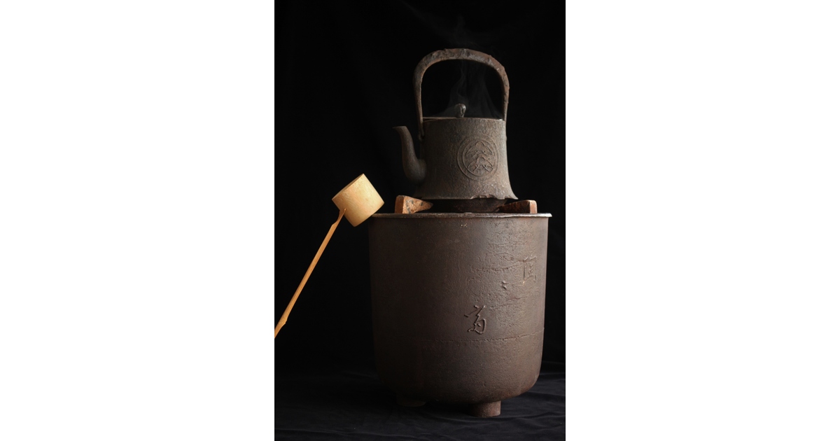 明治期大国❓鳥に椿田舎図鉄瓶 九州国立博物館 | 収蔵品ギャラリー | 松に叭叭鳥・柳に白鷺図屏風