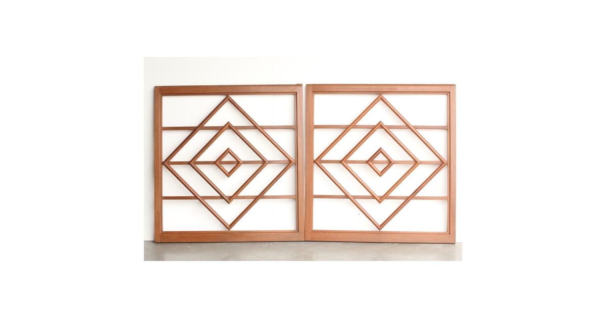 直径は約、1,110ミリの舵輪材質はチーク材中央部は真鍮インテリア