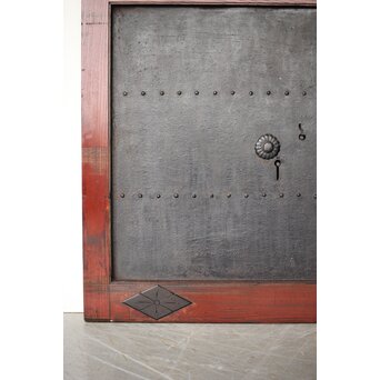 鉄板金具 総欅格子蔵戸　W123 大胆にも大きな鉄板で　腰板を覆いつくします