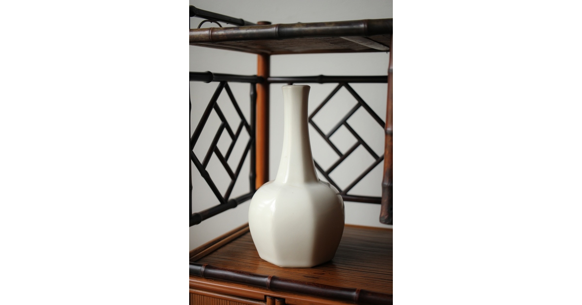 明　白磁　線彫　壺 Style of Makuzu Kōzan I (Miyagawa Toranosuke) | Vase with