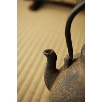 金寿堂 蓋裏在印 総鉄長閑型平手 鉄瓶　M421 