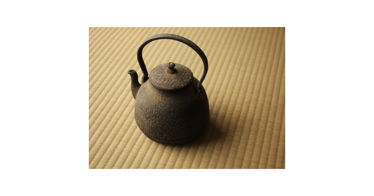 金寿堂 蓋裏在印 総鉄長閑型平手 鉄瓶 M421｜骨董店 のびる 古美術