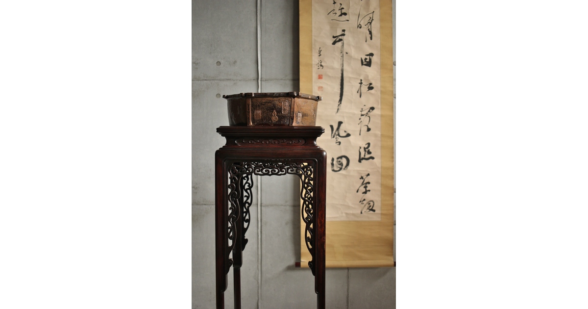 【唐木】懸崖1.1尺 盆栽台 黒檀 ビンテージ品 高卓(こうしょく)【訳あり品】 唐木 紫檀意盆栽卓 高卓 X592｜骨董店 のびる 古美術 骨董 和風建具 蔵