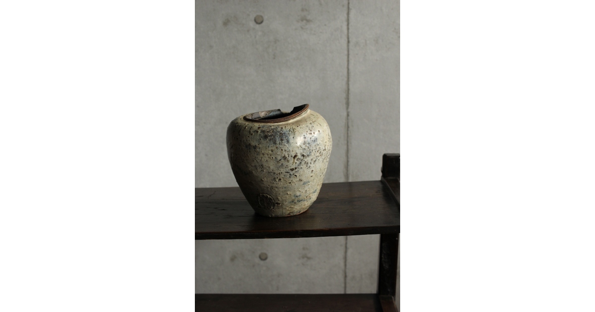 唐津系か 藁灰釉 壺 P567｜骨董店 のびる 古美術 骨董 和風建具 蔵戸