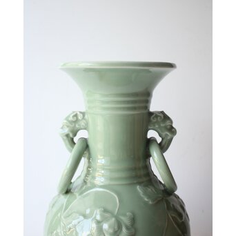 加藤渓山 天龍寺青磁 龍耳不遊環 牡丹唐草彫刻 花瓶 共箱　P639 